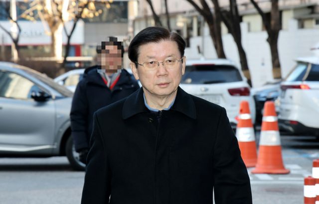 박종준 대통령 경호처장이 10일 경찰 조사에 출석해 윤석열 대통령 체포영장 집행에 관련해 "현재 같은 방식에 절차는 아니라고 생각한다"고 밝혔다. 사진은 박 처장이 10일 서울 서대문구 국가수사본부로 출석한 모습. /사진=뉴스1(공동취재)