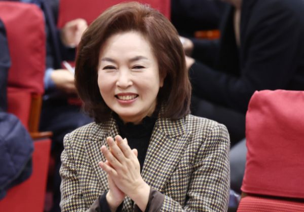 김민전 국민의힘 의원이 '민주당 세력의 공작에 이용당한 것'이라는 음모론을 공유했다. 사진은 김민전 국민의힘 의원(왼쪽)과 이배용 국가교육위원장이 8일 오전 서울 여의도 국회 의원회관에서 열린 '2025 교육발전특구 특별법 국회 공청회'에 참석해 자리한 모습. /사진=뉴스1