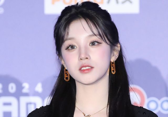 (여자)아이들 우기가 재계약 비하인드를 전했다. 사진은 지난해 11월 일본 오사카 쿄세라 돔에서 열린 '2024 마마 어워즈'(MAMA AWARDS) 레드카펫 행사에 참석한 걸그룹 (여자)아이들 멤버 우기. /사진=뉴스1