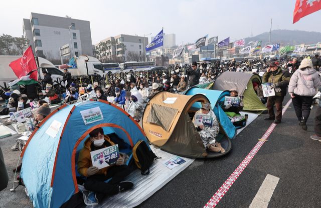윤석열 대통령 측이 공수처 체포 영장 집행 시도에 대해 명백한 내란 행위라고 지적했다. 사진은 지난 6일 서울 용산구 한남동 대통령 관저 인근에서 열린 '윤석열 체포 구속 긴급행동'에서 민주노총, 진보당 등 진보단체, 시민들이 텐트에서 윤 대통령 체포, 구속을 촉구하는 모습. /사진=뉴스1