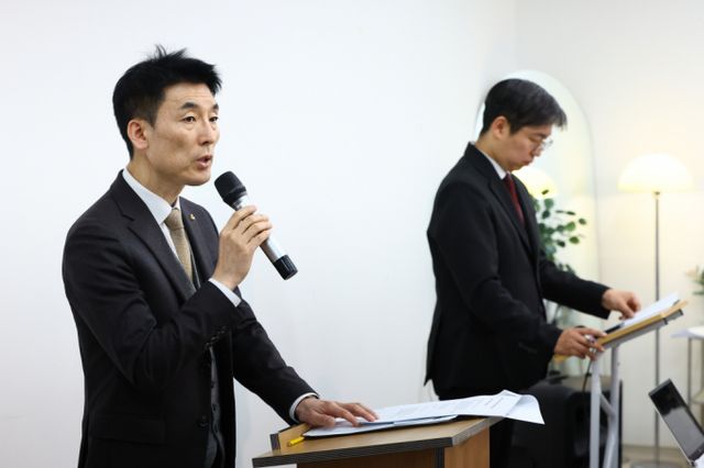 김용현 전 국방부 장관 측이 검찰의 공소장 내용을 반박했다. 사진은 김용현 전 국방부 장관 변호인단인 유승수(오른쪽), 이하상 변호사(왼쪽)가 기자회견을 열고 김 전 장관의 입장 등을 밝히는 모습. /사진=뉴시스