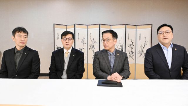 최상목 대통령 권한대행 부총리 겸 기획재정부 장관이 10일 서울 종로구 정부서울청사에서 거시경제·금융현안 간담회를 하고 있다. 왼쪽부터 이복현 금융감독원장, 이창용 한국은행 총재, 최 대통령 권한대행, 김병환 금융위원장./사진=기획재정부