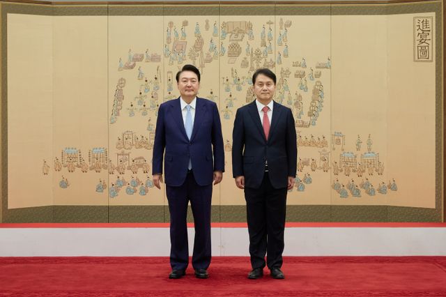 경찰이 내란혐의를 받는 김주현 민정수석을 소환 조사했다. 사진은 지난해 5월10일 용산 대통령실 청사에서 임명장을 수여받은 김주현 민정수석(오른쪽)이 윤석열 대통령과 기념 사진을 찍는 모습. /사진=뉴스1(대통령실 제공)