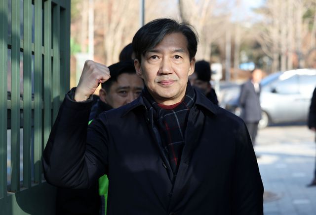 조국 전 조국혁신당 대표가 자신의 영치금으로 집회에 참가한 시민들과 커피를 나누고 싶다고 전했다. 사진은 조 전 대표가 지난해 12월16일 경기 의왕시 서울구치소로 출석한 모습. /사진=뉴시스