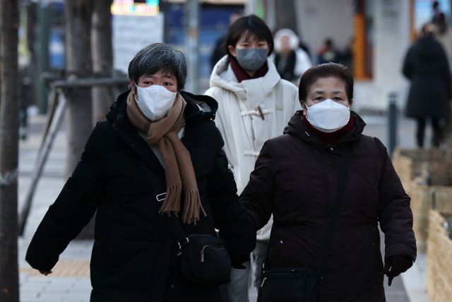 일본의 인플루엔자(독감) 환자 수가 역대 최다 수준을 기록했다. 독감 유행에 마스크를 착용하는 시민들의 모습./사진=뉴스1