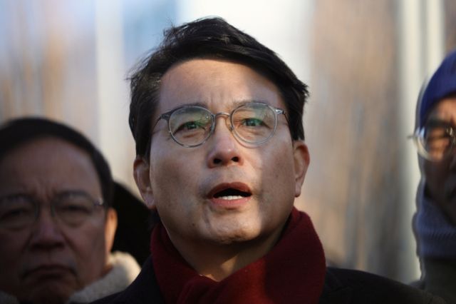 윤상현 국민의힘 의원이 윤석열 대통령과 김건희 여사의 근황을 전했다. 사진은 윤상현 국민의힘 의원이 10일 오전 서울 용산구 한남동 대통령 관저 출입구 옆에서 취재진에게 입장을 밝히는 모습. /사진=뉴시스