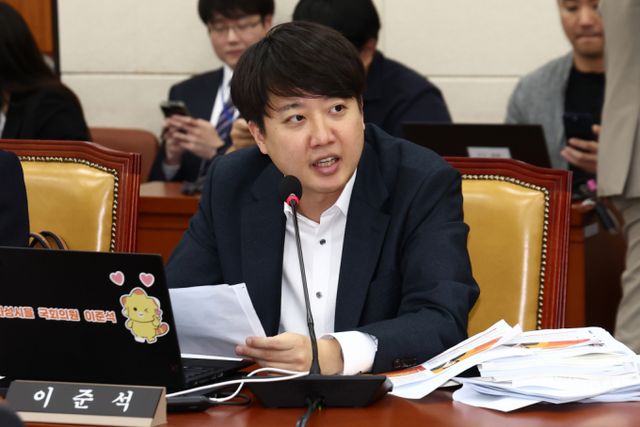 이준석 개혁신당 의원이 백골단을 국회로 불러들인 김민전 국민의힘 의원을 징계하지 않은 국민의힘 지도부를 비판했다. 사진은 지난해 10월14일 서울 여의도 과학기술정보방송통신위원회에서 열린 한국방송공사(KBS)·한국교육방송공사(EBS)·방송문화진흥회에 대한 국정감사에 참석한 이준석 개혁신당 의원의 모습. /사진=뉴스1