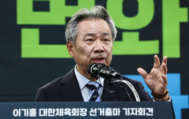 비위 논란에 휩싸인 이기흥 대한체육회장이 문화체육관광부를 상대로 행정소송을 제기했지만 직무 정지 처분을 유지하게 됐다. 사진은 지난해 12월23일 서울 송파구 올림픽파크텔에서 열린 기자회견에 참석한 이기흥 대한체육회장의 모습. /사진=뉴스1