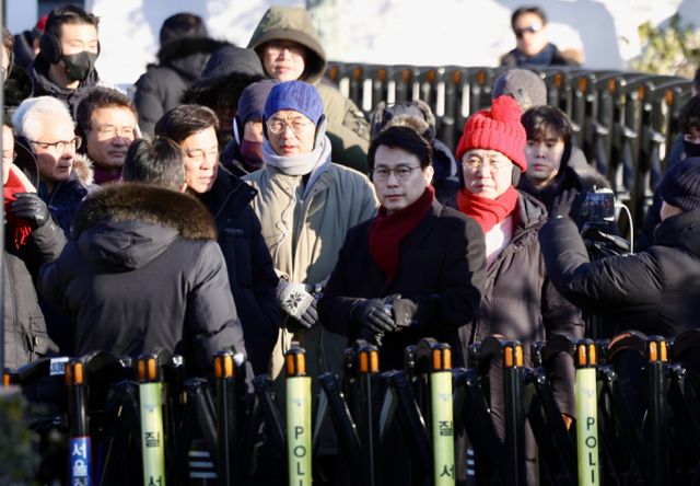 공조본의 윤석열 대통령 체포영장 재집행이 임박하면서 국민의힘 의원들이 다시 관저 앞에 집결할 것으로 보인다. 사진은 윤상현 의원을 비롯한 국민의힘 의원들이 10일 오전 서울 용산구 한남동 대통령 관저 출입구 앞에 모여있는 모습. /사진=뉴시스