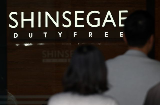 정용진 신세계그룹 회장이 어머니인 이명희 총괄회장의 이마트 지분을 모두 인수하며 신세계그룹 계열 분리에 속도가 붙은 모습이다. 지난해 12월30일 오후 서울 중구 신세계백화점 본점 면세점앞을 사람들이 지나가고 있다. /사진=뉴스1