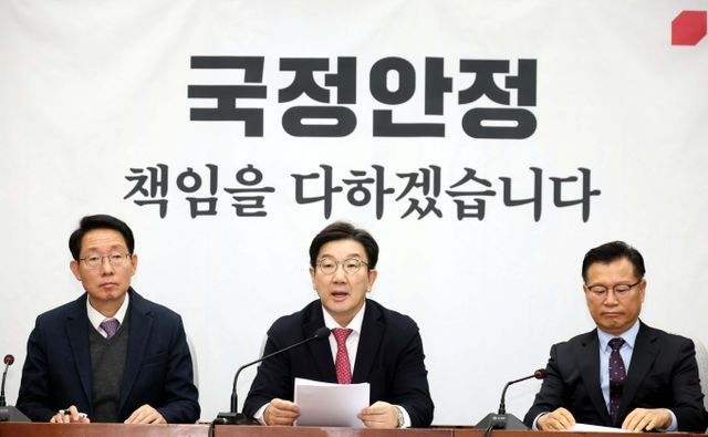 권성동 국민의힘 원내대표가 당내에서 내란 특검법 수정안을 준비 중이라고 밝혔다. 사진은 권 원내대표(가운데)가 10일 서울 여의도 국회에서 열린 원내대책회의에서 발언하는 모습. /사진=뉴시스
