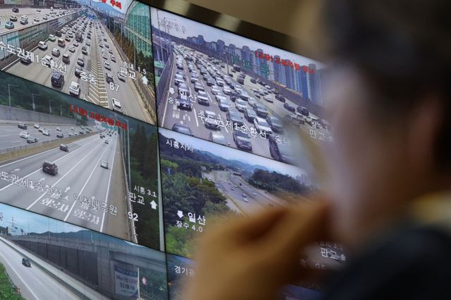 토요일인 11일 맑은 날씨로 나들이 차량이 늘어날 것으로 전망된다. 경기 성남시 궁내동 서울톨게이트 한국도로공사 교통센터 상황실에서 센터 관계자들이 교통 상황을 주시하고 있다. /사진=뉴스