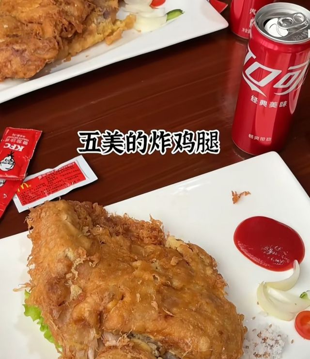 한 중국인 유학생의 '북한 브이로그'에서 코카콜라오 KFC 케첩 등이 포착됐다. 평양 치킨과 중국어로 표기된 코카콜라, KFC 케첩. /사진=중국 SNS 샤오홍슈 갈무리