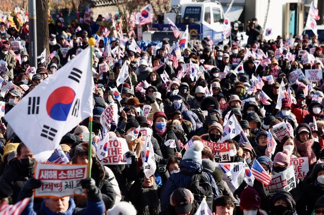 11일 서울 도심에서 수만명이 모여 윤석열 대통령 탄핵 찬반 집회를 열 예정이다. 이에 따라 교통 혼잡이 예상된다. 지난 10일 오후 서울 용산구 한남동 대통령 관저 인근에서 윤석열 대통령 지지자들이 집회를 하고 있다. /사진=뉴시스