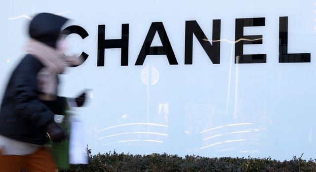 새해 들어 샤넬과 에르메스, 롤렉스, 구찌 등 주요 명품 브랜드들이 일제히 값을 올렸다. 프랑스 명품 브랜드 샤넬은 지난 9일 핸들 장식의 플랩백 가격을 인상했다. 카프스킨 가죽 기준으로 미니는 824만원에서 853만원으로 올랐다. 라지 사이즈는 983만원에서 1017만원으로 1000만원대가 됐다. /사진=뉴스1