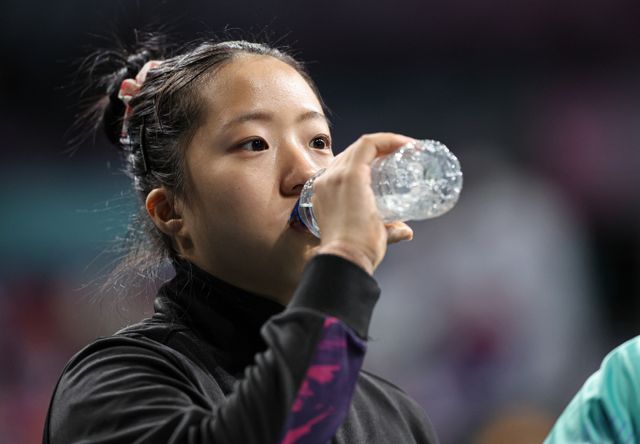 탁수선수 신유빈이 월드테이블테니스 8강 한일전에서 패배했다. 대한민국 탁구 대표팀 신유빈이 지난해 8월10일(한국시간) 프랑스 파리 사우스 파리 아레나4에서 열린 '2024 파리올림픽' 탁구 여자 단체 동메달 결정전 대한민국 이은혜와 독일의 아네트 카우프만의 경기에서 물을 마시고 있다. /사진=뉴스1