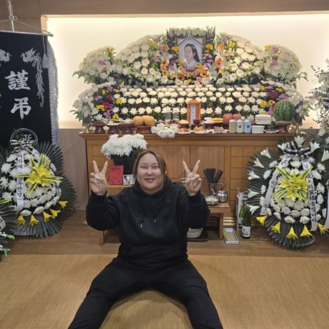 방송인 풍자가 최근 세상을 떠난 친구인 이희철에게 밝게 웃어보이며 마지막 인사를 전했다. /사진=풍자 인스타그램 캡처