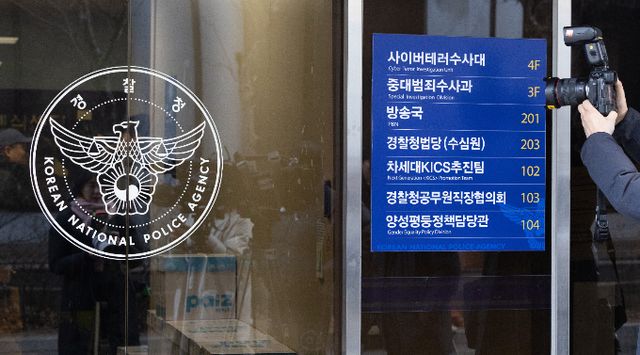 김성훈 대통령경호처 차장이 경찰의 세번째 소환조사 요구에도 응하지 않았다. 11일 오전 서울 서대문구 국가수사본부에서 취재진이 윤석열 대통령 체포영장 집행 방해 관련 특수공무집행방해 등 혐의로 입건된 김성훈 대통령 경호처 차장의 출석을 기다리고 있다. /사진=뉴스1