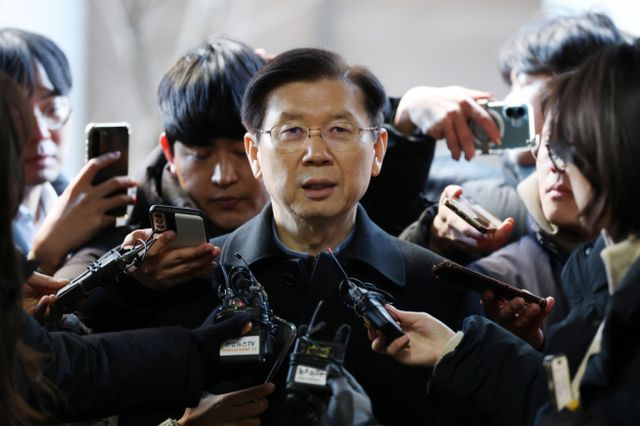 윤석열 대통령에 대한 체포영장 집행을 방해한 혐의(특수공무집행방해)로 입건된 박종준 대통령 경호처장이 10일 오전 서울 서대문구 국가수사본부로 출석하며 입장을 밝히고 있다.(공동취재) /사진=뉴스1 