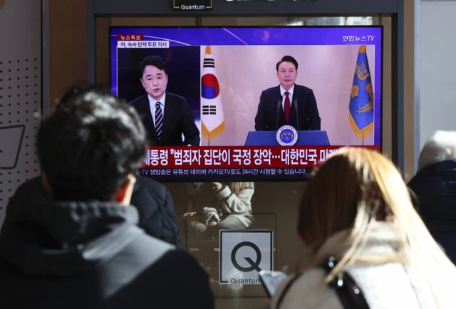 '73년생 한동훈'의 저자 심규진 교수가 "윤석열 대통령이 정치적으로 완벽하게 부활했다"고 주장했다. 윤 대통령이 대국민담화를 발표한 12일 오전 서울 중구 서울역 대합실 TV화면에 관련 뉴스가 나오고 있다. /사진=뉴시스