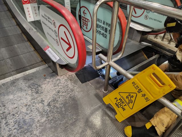 10일 오후 부산 해운대구의 한 대형마트 1~2층 사이 무빙워크에서 불이 났다. /사진=부산소방재난본부