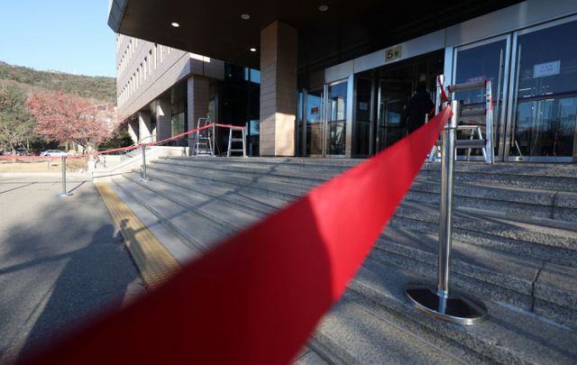 고위공직자범죄수사처(공수처)가 윤석열 대통령의 체포 영장 2차 집행 시도에 앞서 전략을 고심하고 있다. 사진은 지난 10일 경기 과천시 정부과천청사 공수처 포토라인 모습. /사진=뉴시스