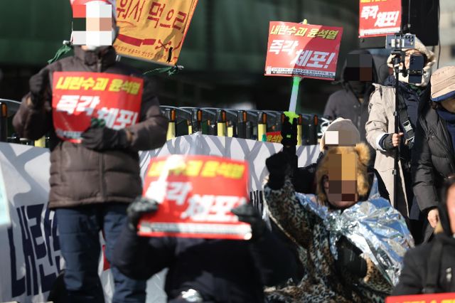 서울시가 한남로 일대에 이동형 화장실을 설치해 대규모 집회 장기화에 따른 불편을 해소한다. 지난 10일 오후 서울 용산구 한남동 대통령 관저 인근에서 윤석열 대통령 체포 촉구 집회가 열리고 있다. /사진=뉴시스