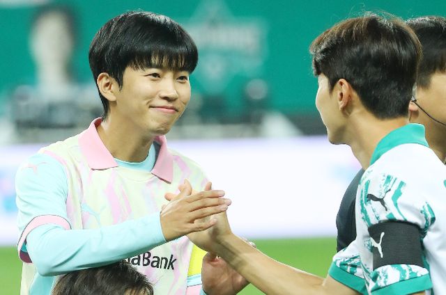 가수 임영웅이 아이돌차트 평점랭킹 1위를 198주 연속으로 유지하고 있다. 임영웅이 지난해 10월12일 오후 대전 유성구 노은동 대전월드컵경기장에서 열린 '하나은행 자선축구대회 팀 히어로 VS 팀 기성용' 경기 시작 전 상대팀과 인사를 나누고 있다. /사진=스타뉴스