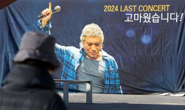 가수 나훈아가 윤석열 대통령 탄핵을 두고 사분오열한 정치권 전체를 비판했다. 지난 10일 서울 송파구 올림픽공원 KSPO돔(체조경기장)에 '2024 나훈아 고마웠습니다 - 라스트 콘서트'를 찾은 관객들이 이동하고 있다. /사진=뉴시스