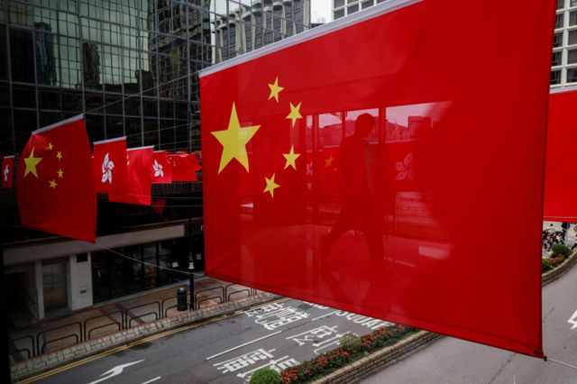 홍콩 시내에 홍콩특별행정구기와 함께 중국의 국기인 오성홍기가 걸려 있다. /사진=홍콩 로이터 뉴스1 김지완 기자