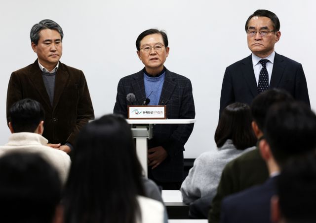 윤석열 대통령 측 변호인단이 고위공직자범죄수사처(공수처)에 체포영장 집행을 탄핵심판 이후로 미뤄달라고 요청한 것으로 확인됐다. 윤 대통령의 탄핵심판 법률대리인인 윤갑근 변호사가 8일 오후 서울 서초구 한국컨퍼런스센터에서에서 열린 기자간담회에서 발언하고 있다. /사진=뉴스1