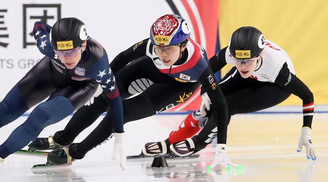 쇼트트랙 국가대표 심석희(서울시청)가 지난 12일에 열린 제106회 전국동계체육대회 쇼트트랙 여자 일반부 500m에서 1위를 거머쥐었다. 사진은 지난해 12월13일 서울 양천구 목동 아이스링크에서 열린 'KB금융-ISU 쇼트트랙 월드투어 서울 대회' 여자 1,000m 예선에서 대한민국 심석희(가운데)가 경기 중인 모습. /사진=뉴스1