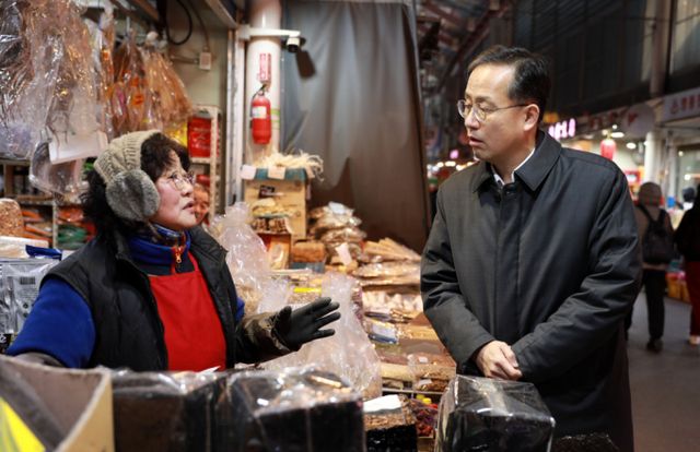 올해 설 차례상 차림 비용이 대형마트 기준 40만 원을 넘어 역대 최고치를 기록했다.이형일 통계청장이 설 명절을 앞두고 지난 9일 서울 남구로시장을 방문해 물가상황 점검 및 상인 애로사항을 청취하고 있다. /사진=뉴시스