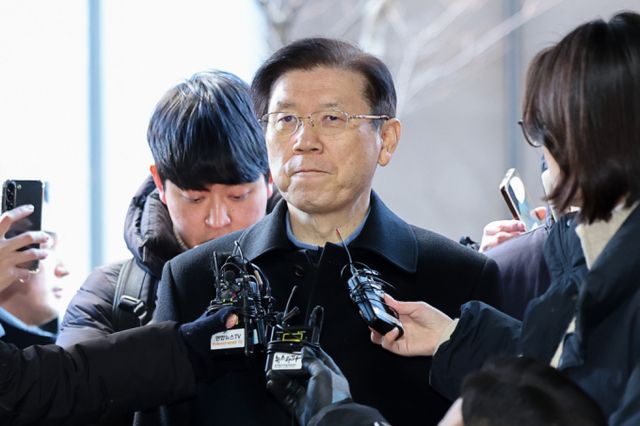 윤석열 대통령 체포영장 집행을 저지한 혐의(특수공무집행방해)로 박종준 전 대통령경호처장과 이진하 경비안전본부장이 11일 경찰에 출석해 고강도 조사를 받았다. 윤석열 대통령에 대한 체포영장 집행을 방해한 혐의(특수공무집행방해)로 입건된 박종준 대통령 경호처장이 지난 10일 오전 서울 서대문구 국가수사본부로 출석하고 있다. /뉴스1