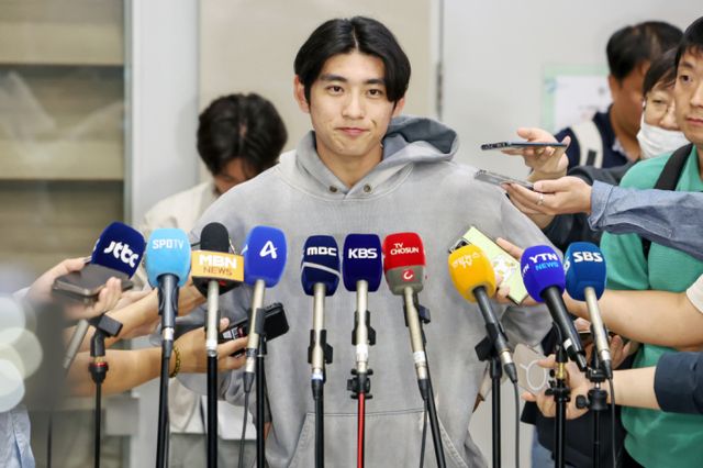 미국 메이저리그(MLB) 샌프란시스코 자이언츠에서 첫 시즌을 보낸 이정후가 지난해 10월1일 인천국제공항을 통해 귀국해 취재진의 질문에 답하고 있다. /사진=뉴스1 민경석 기자