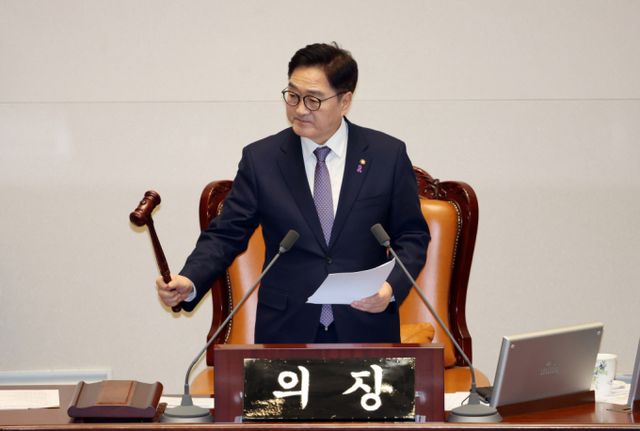 우원식 국회의장이 윤석열 대통령을 향해 관저에서 스스로 나와 조사를 받을 것을 요청했다. 사진은 지난 8일 국회 본회의를 진행하는 우 의장. /사진=뉴시스