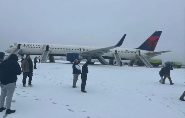 지난 10일(현지시각) 미국 애틀랜타 국제공항에서 이륙하던 델타항공 여객기가 엔진 문제로 멈춰 서 있다. /사진=X(트위터)