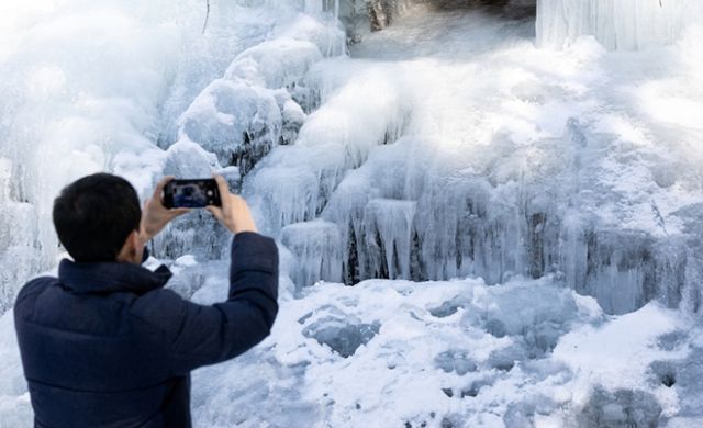 경기북부지역 7개 시·군에 영하권 날씨가 계속되면서 한파주의보가 발령됐다. 사진은 지난 10일 경기도 양주시 원각폭포가 언 모습. /사진=뉴스1