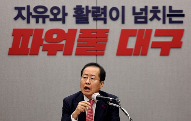 홍준표 대구시장이 독자 핵무장 필요성을 주장하고 나섰다. 사진은 홍 시장이 26일 대구 북구 대구시청 산격청사에서 열린 송년 기자간담회에서 발언하는 모습. /사진=뉴시스 