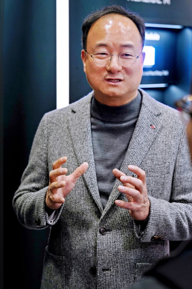 문혁수 LG이노텍 대표가 지난 8일(현지시간) 미국 라스베이거스에서 진행된 세계 최대 IT·가전박람회 'CES 2025' 현장에서 취재진의 질문에 답변하고 있다. / 사진=LG이노텍