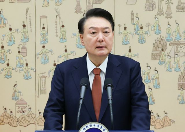 윤석열 대통령이 지난해 12월27일 서울 용산 대통령실 청사에서 열린 중장 진급·보직 신고 및 삼정검 수치 수여식에서 진급자들에게 격려사를 하고 있다. /사진=뉴시스 