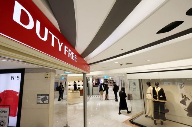 서울 시내 한 면세점이 한산한 모습을 보이고 있다. 통계청 국가통계포털에 따르면 9월 소매판매액지수가 전월 대비 0.4% 감소한 것으로 나타났고 증가세를 보이던 면세점 매출은 7개월 만에 최대폭으로 감소했다. /사진=뉴시스 추상철 기자