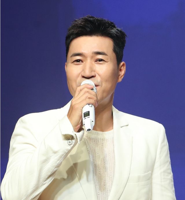 가수 김종민이 12일 방송된 KBS 2TV 예능프로그램 '1박2일'을 통해 결혼 소식을 전했다. 사진은 한 행사에서 노래하는 김종민. /사진=뉴스1