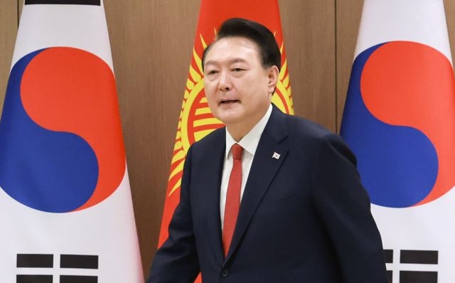 윤석열 대통령이 미국 캘리포니아주 남부 로스앤젤레스(LA) 산불 피해에 대해 우려를 표했다. 사진은 윤 대통령이 지난해 12월3일 서울 용산 대통령실에서 사디르 자파로프 키르기스스탄 대통령과 한·키르기스스탄 정상회담에 참석한 모습. /사진=뉴시스(대통령실통신사진기자단) 