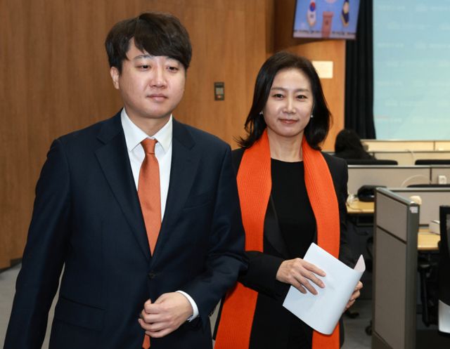 허은아 개혁신당 대표와 이준석 의원 간 '당권 분쟁'이 진흙탕 싸움으로 번지고 있다. 사진은 2024년 1월 이준석 의원과 허은아 대표 (왼쪽부터) 기자회견 모습. /사진=뉴시스