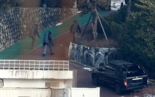 윤석열 대통령이 최근 경호처 간부들에게 수사기관의 2차 체포영장 집행 시 무력 사용 검토를 지시해 경호처 내에선 반대의 목소리가 나오고 있다. 사진은 지난 12일 서울 용산구 한남동 대통령 관저에서 전술복과 헬멧을 착용한 경호처 관계자들이 이동하는 모습. /사진=뉴시스