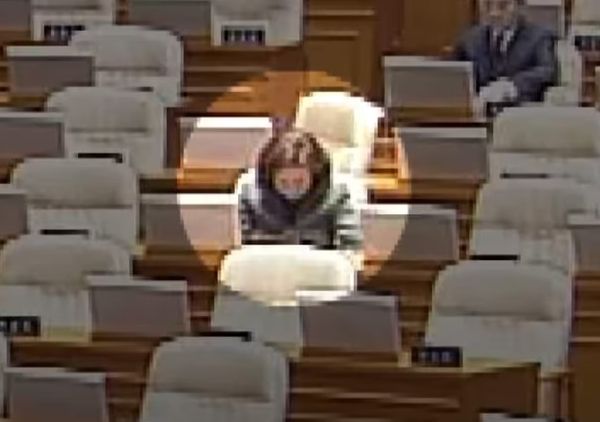 국회 본회의장에서 잠든 김민전 국민의힘 의원의 모습이 포착됐다. 사진은 국회 본회의장에서 졸고 있는 김 의원의 모습. /사진=JTBC 캡처