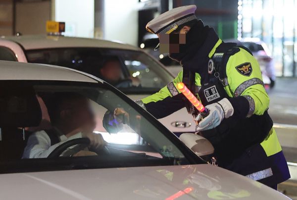 현직 울산시의원이 무면허 상태로 차를 몰다 경찰에 적발됐다. 사진은 기사의 이해를 돕기 위한 관악경찰서 교통안전계 경찰이 지난달 3일 밤 서울 관악구 한 도로에서 연말연시 음주·약물운전 특별단속을 하고 있는 모습. /사진=뉴스1