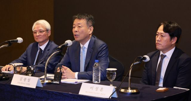 2024년 9월19일 오전 서울 중구 롯데호텔에서 열린 MBK파트너스 고려아연 공개매수 관련 기자간담회에 참석한 강성두 (주)영풍 사장(왼쪽부터), 김광일 MBK 파트너스 부회장, 이성훈 베이커매킨지코리아 변호사. / 사진=뉴스1 장수영 기자 /사진=(서울=뉴스1) 장수영 기자
