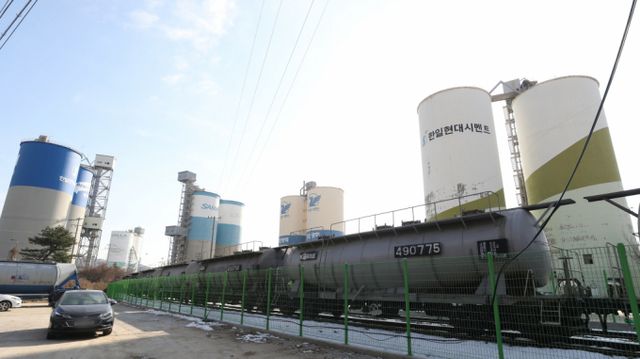 경기 의왕시 오봉역 인근에 시멘트 화차들이 정차해 있다. /사진=뉴스1